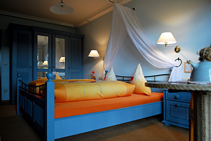 blau-oranges Schlafzimmer