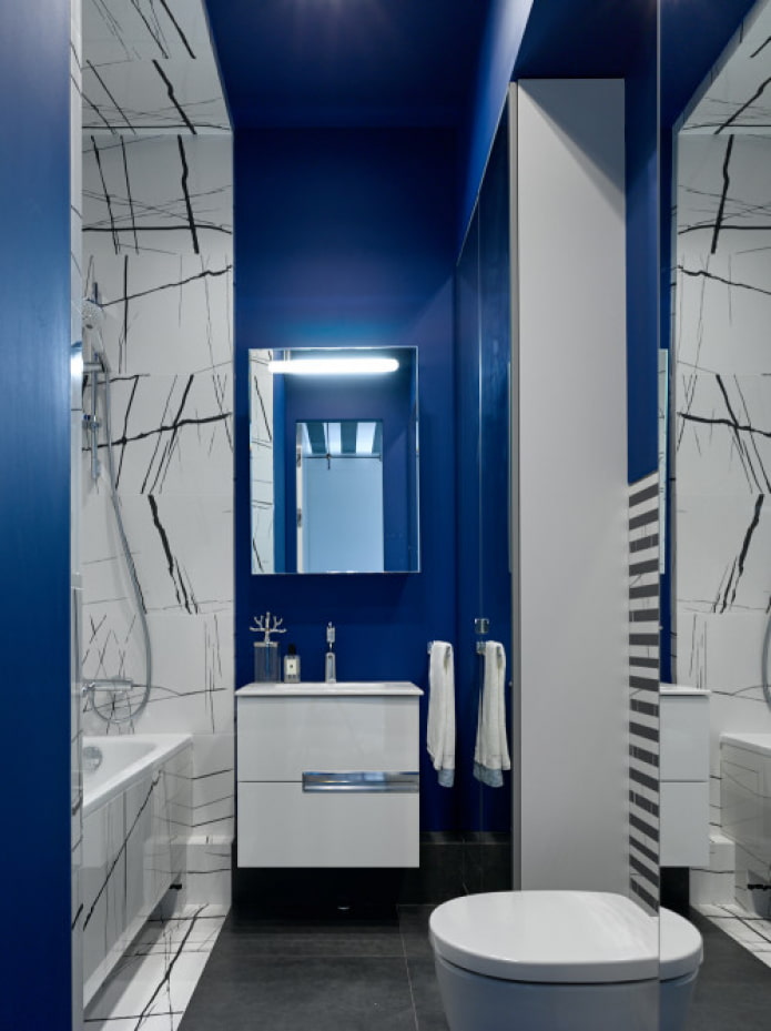 blaue Wände im Badezimmer