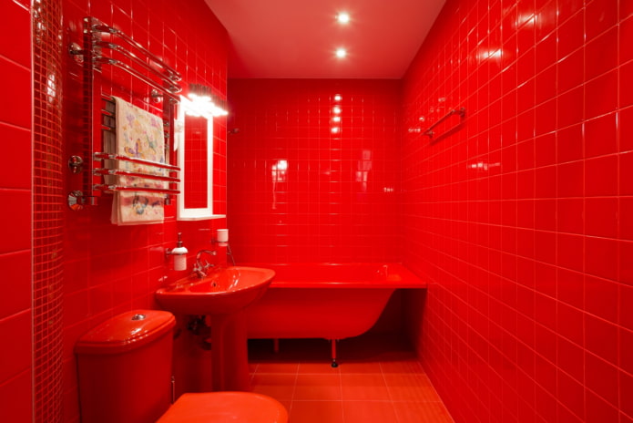 komplett rotes Badezimmer
