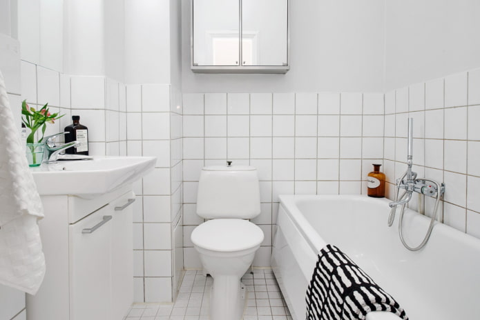 fehér kis fürdőszoba