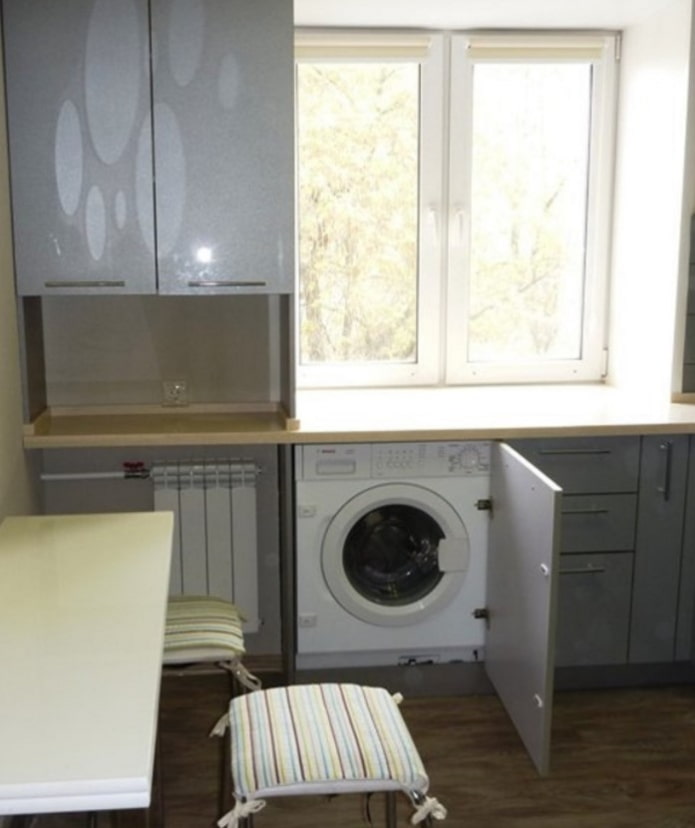 mosógép a konyhában Hruscsovban