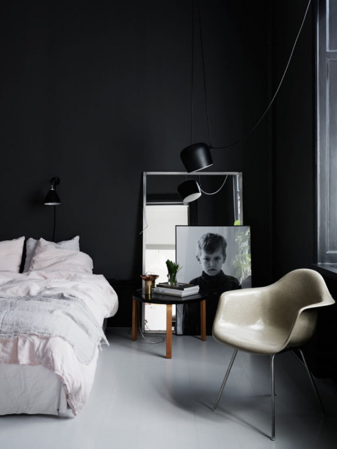 Schlafzimmer mit schwarzer Wand