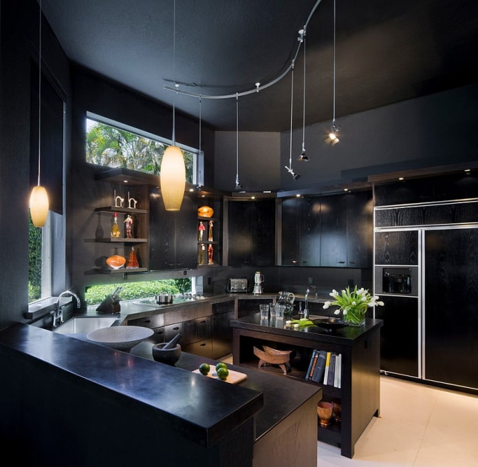 schwarze Wände und Decke in der Küche