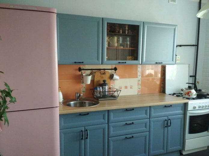 rózsaszín hűtőszekrény a belső térben