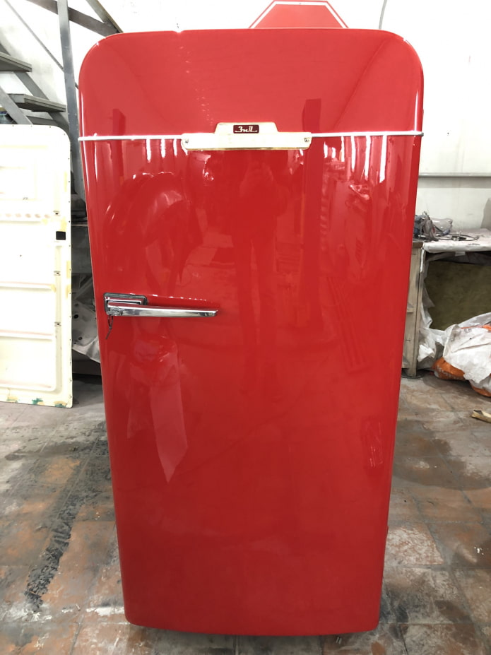 црвени фрижидер зил