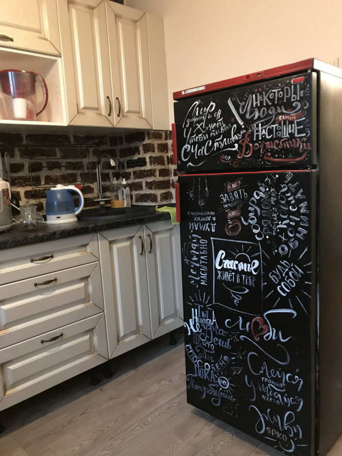 kréta betűkkel a hűtőszekrényen