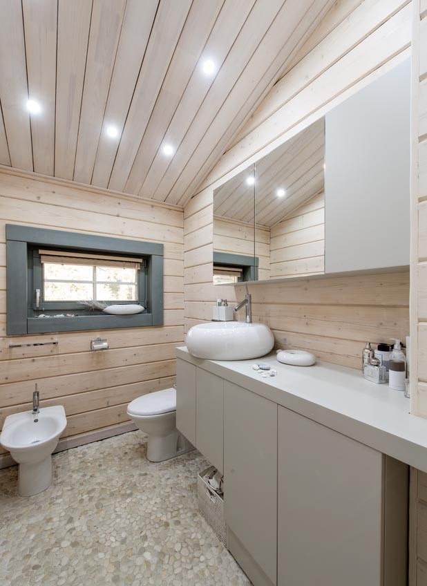 fából készült falak a fürdőszobában