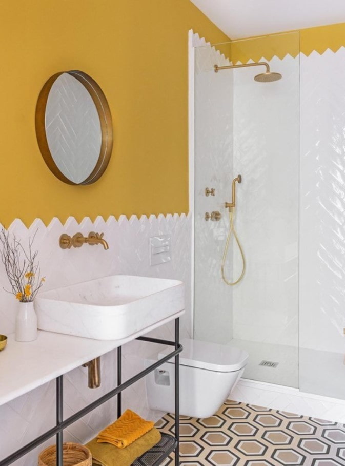 Badezimmer weiß mit gelb