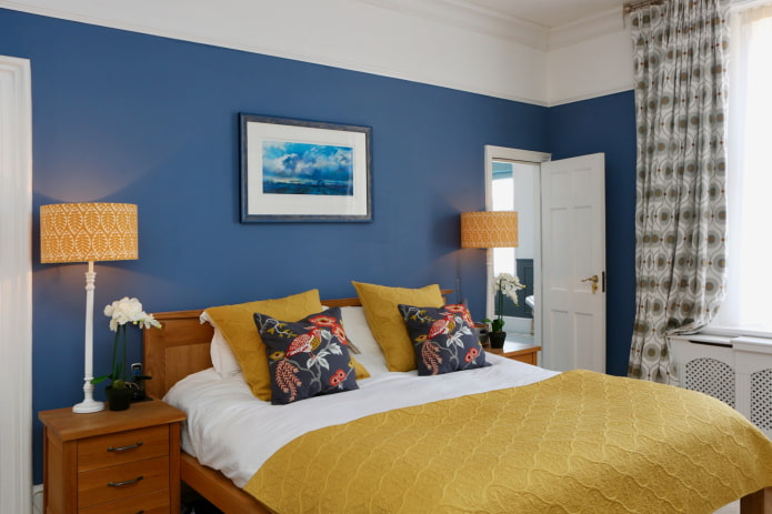 плави зидови у спаваћој соби