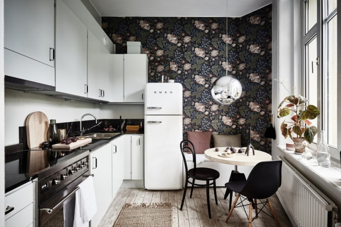 Wallpaper with a pattern in the kitchen
