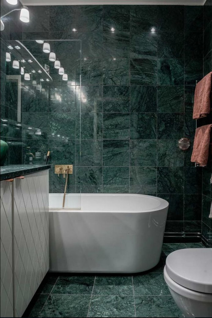 Badezimmer aus grünem Marmor