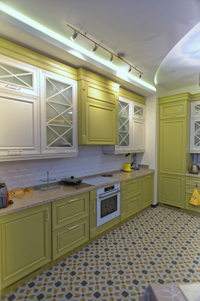 Küche im klassischen Stil mit goldenen Griffen