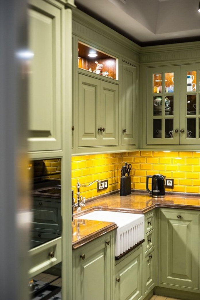 жута кецеља у кухињи