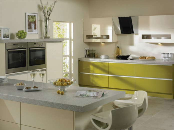 glossy kitchen facades in green