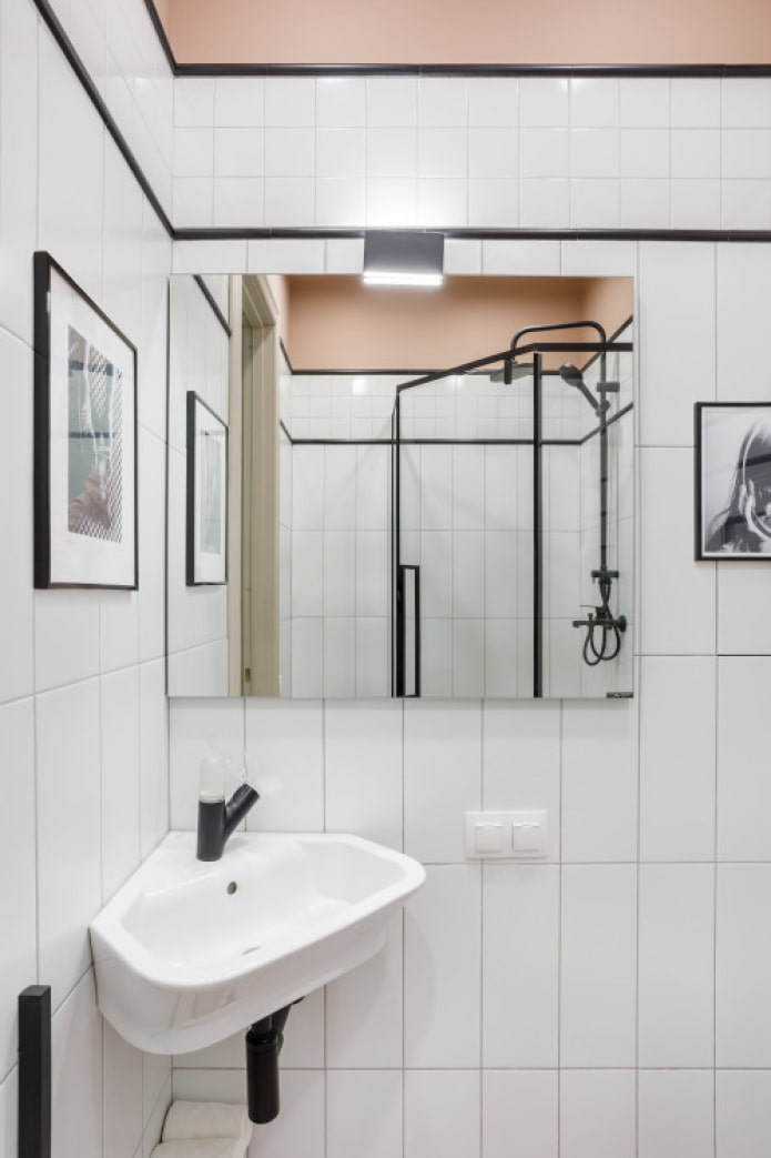 helles Badezimmer im modernen Stil