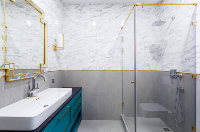 fürdőszoba arany részletekkel