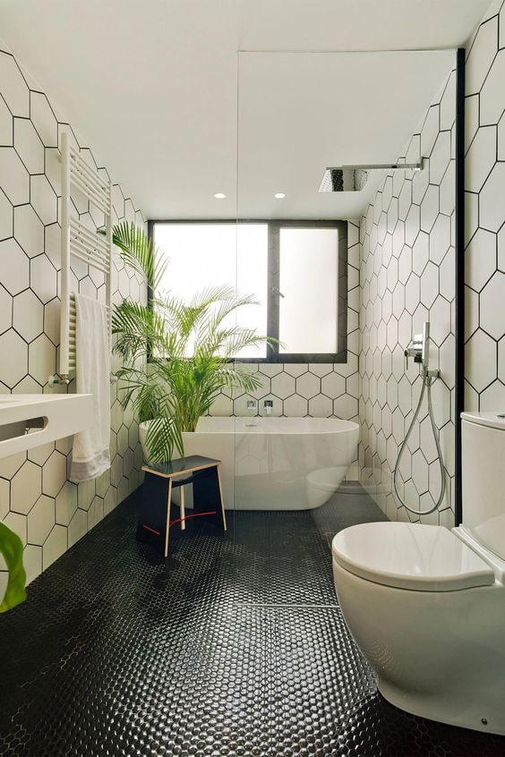 fekete-fehér fürdőszoba mozaiktal a padlón