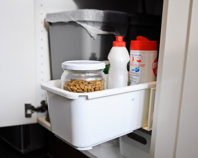 Pull-out container under the sink
