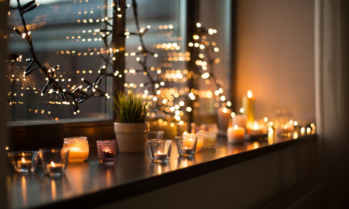 Fensterbank mit Kerzen