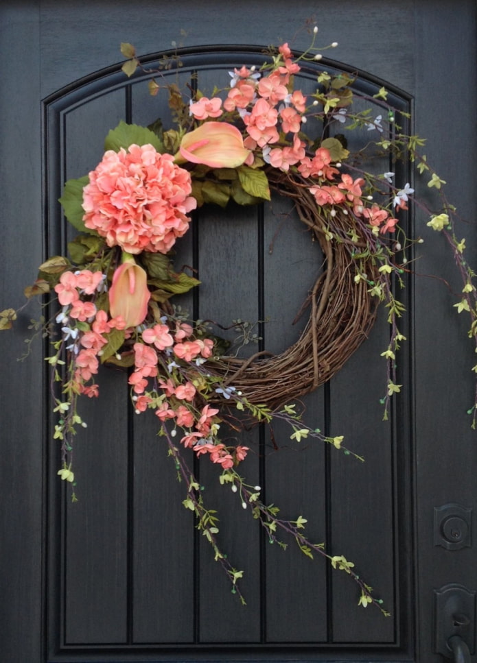 a wreath on the door of flowers