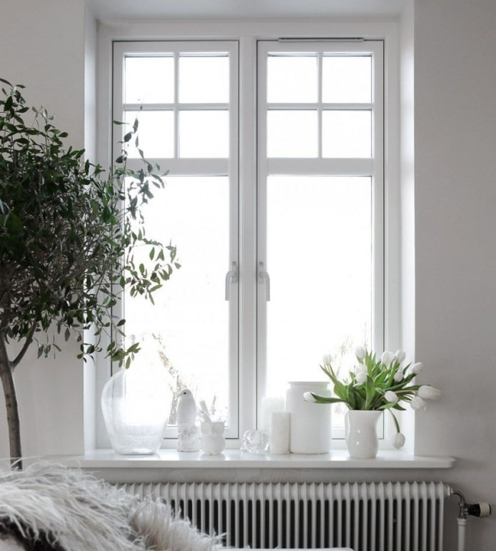 weißes Fenster mit Fensterbank