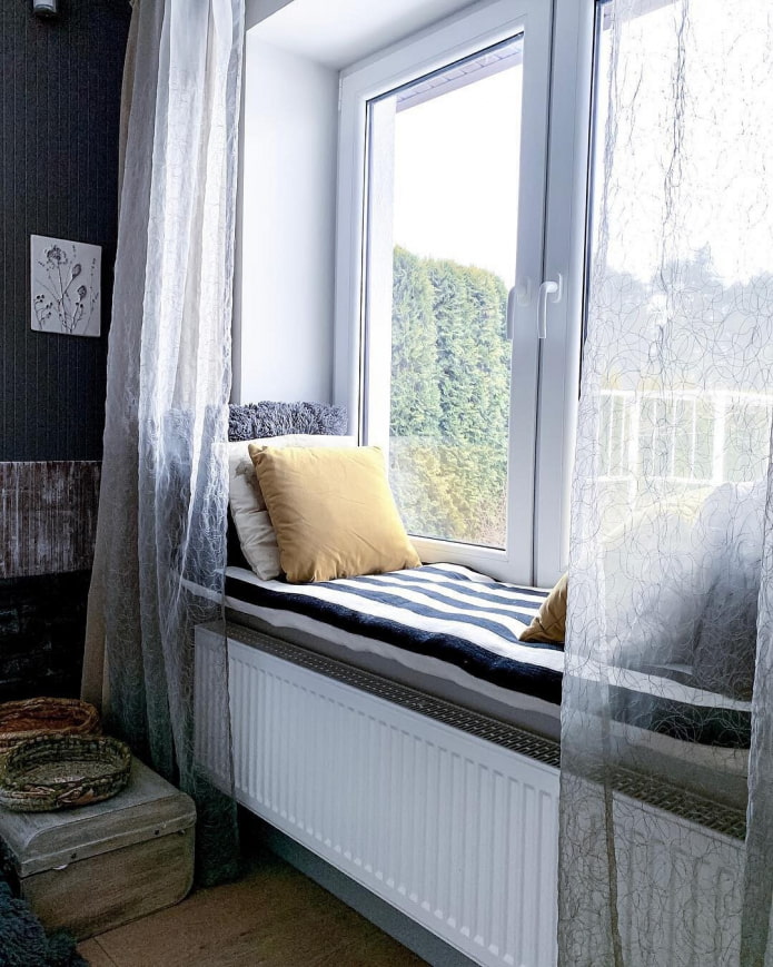 Fensterbank-Sofa im Schlafzimmer
