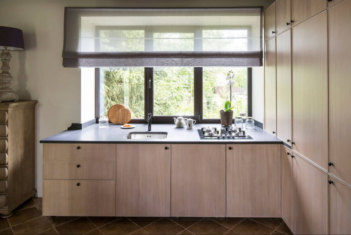 широка радна површина у кухињи