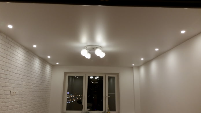 โคมไฟตามผนังบนเพดาน