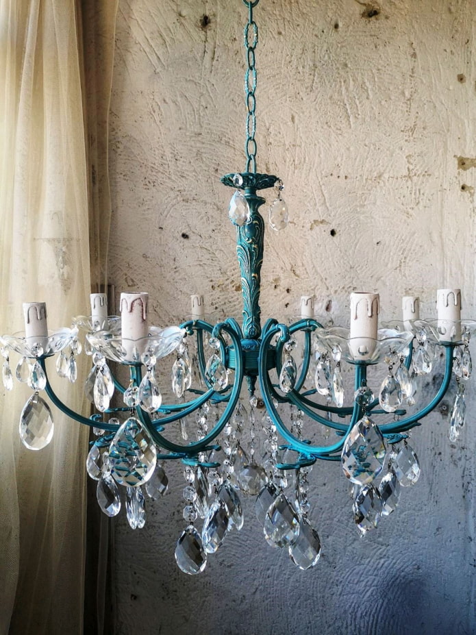 Pininturahan ang chandelier