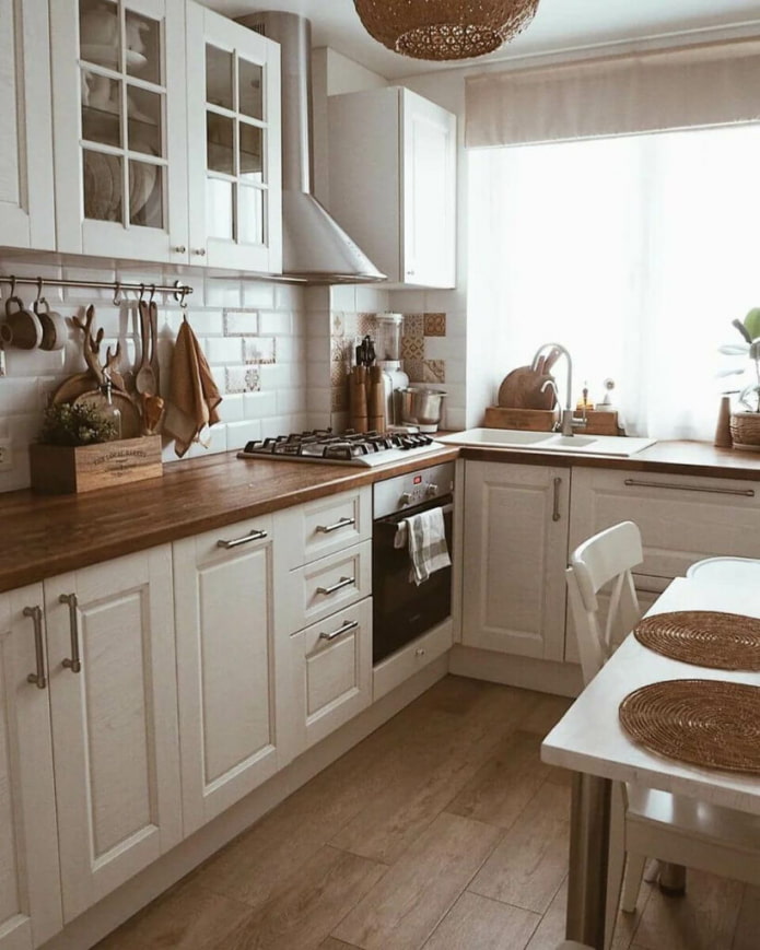 skandinavische Küche mit Spüle am Fenster