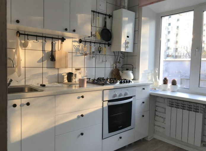 weiße Küche mit Boiler