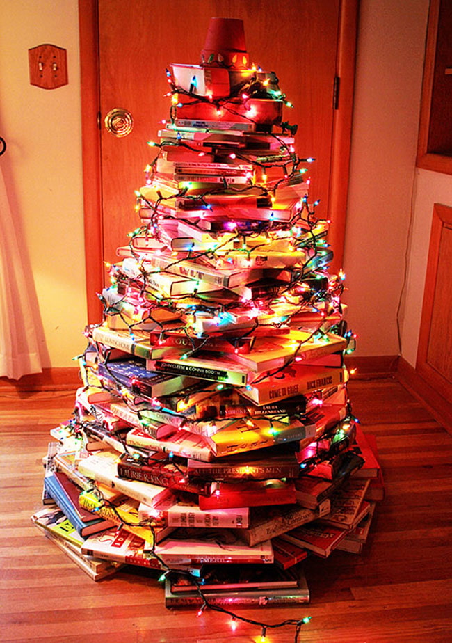 Christmas tree na gawa sa mga libro na may mga garland