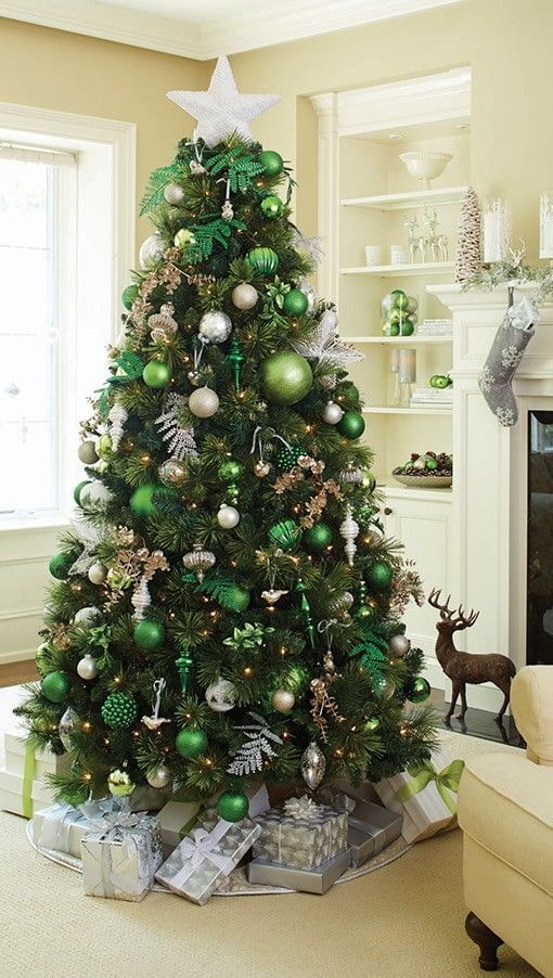 Божићно дрвце у зеленим тоновима