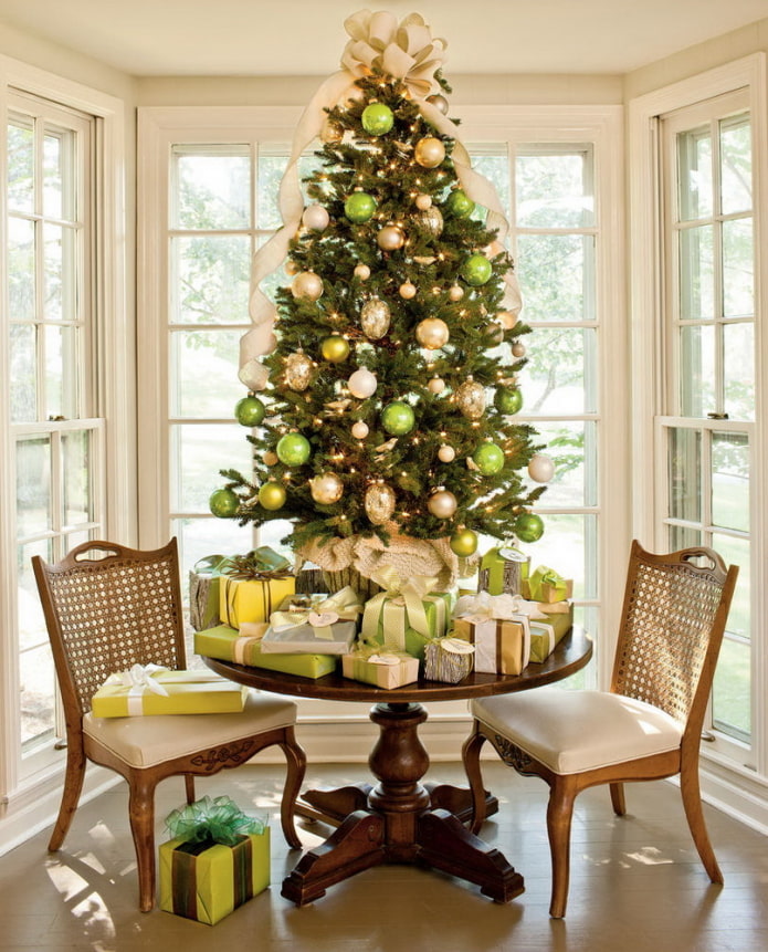 Божићно дрвце у жуто-зеленим тоновима