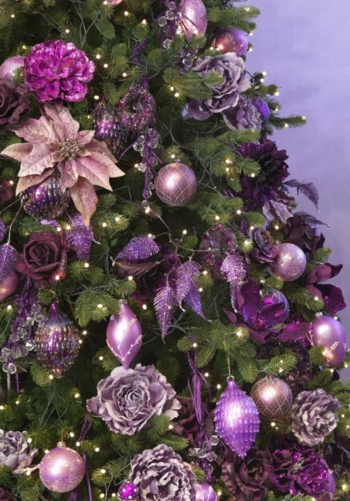 Christmas tree na may kulay na lilac