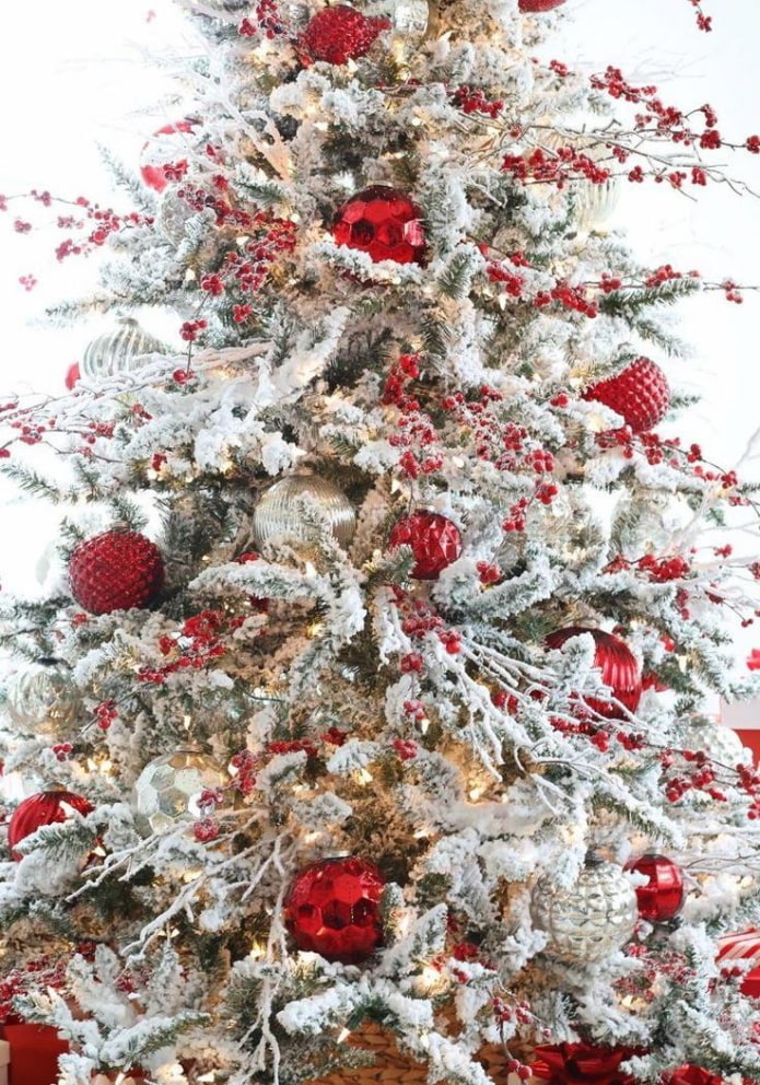 Christmas tree na may mga sanga ng berry