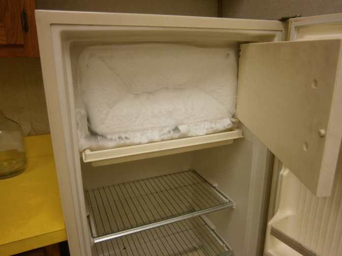 Abtauen eines sowjetischen Kühlschranks