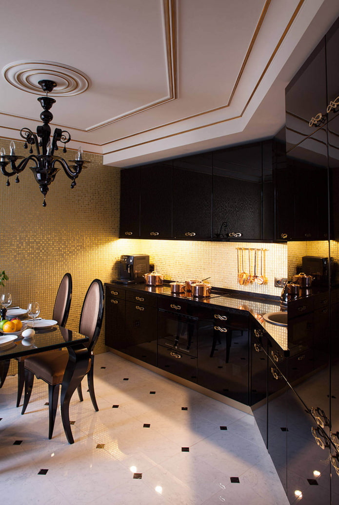 goldene Wände in der Küche aus Mosaik