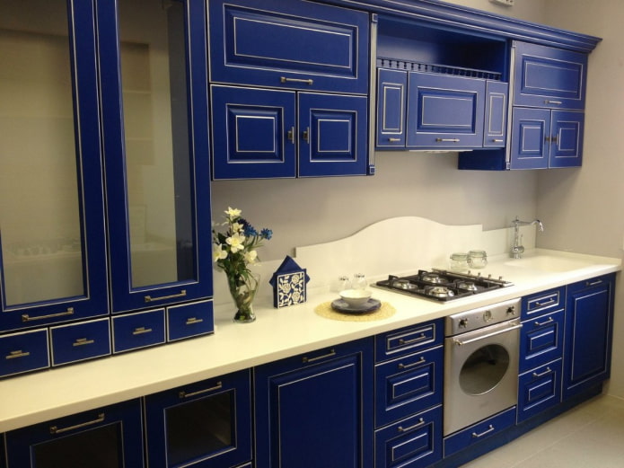 blaue Küche mit Patina
