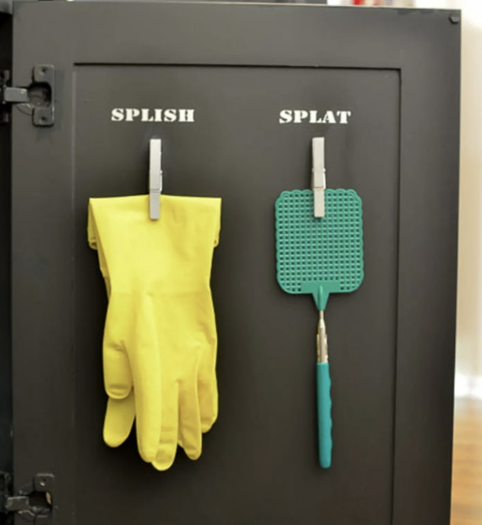 Handschuhe und Spachtel auf Wäscheklammern