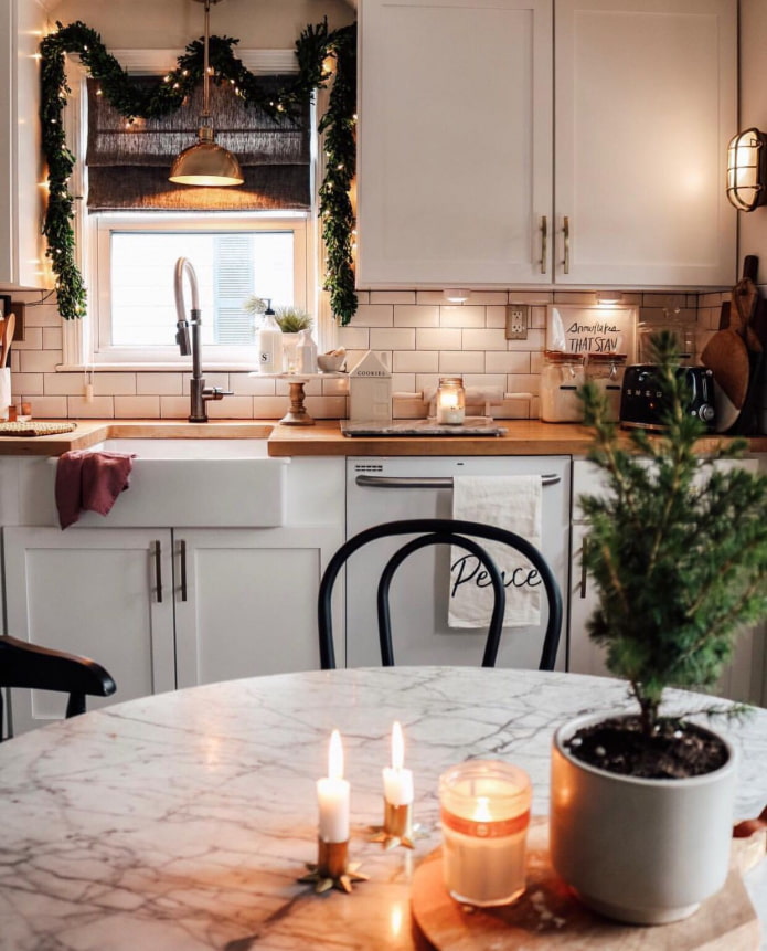 Garlands and candles in the kitchen