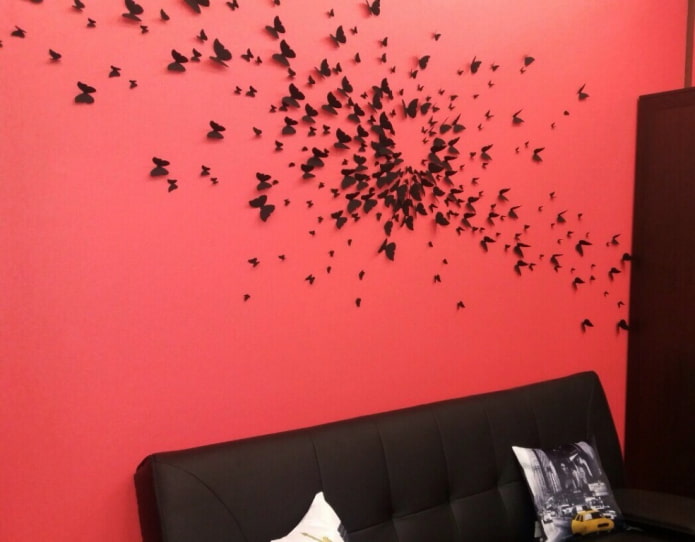 Schmetterlinge über dem Sofa