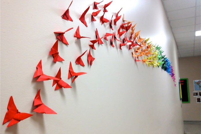 Origami-Schmetterlinge an der Wand