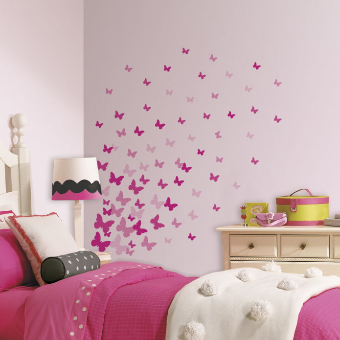 Schmetterlingsaufkleber im Kinderzimmer