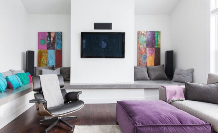 modern nappali színes festményekkel és oszmánnal