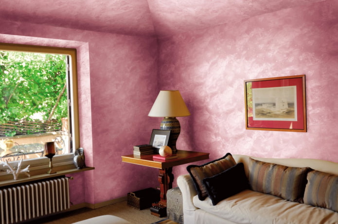 rosa Wände und Decke