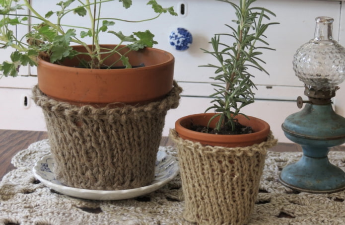 pot in knitted decor