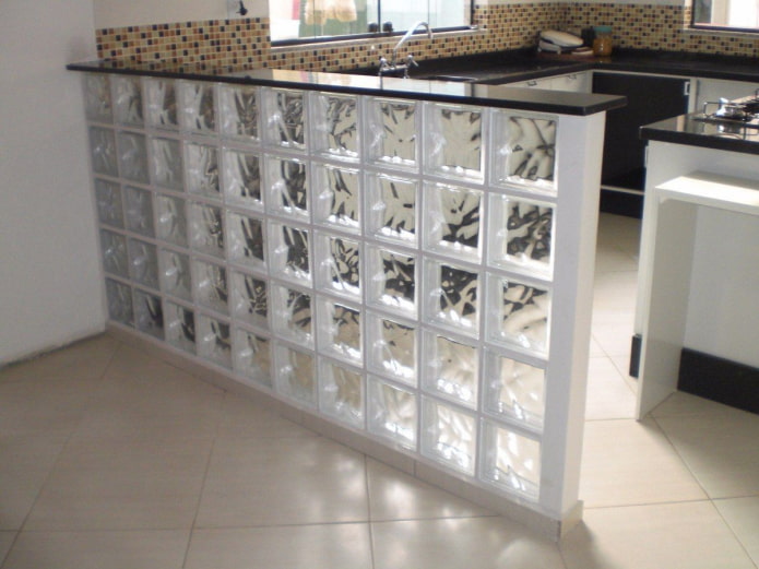 прозирни стаклени блокови у кухињи