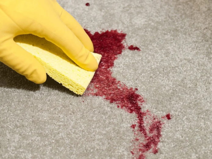 tisztítsa meg a szőnyeget a vértől