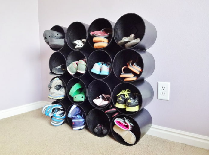 Shoe rack made of pipes